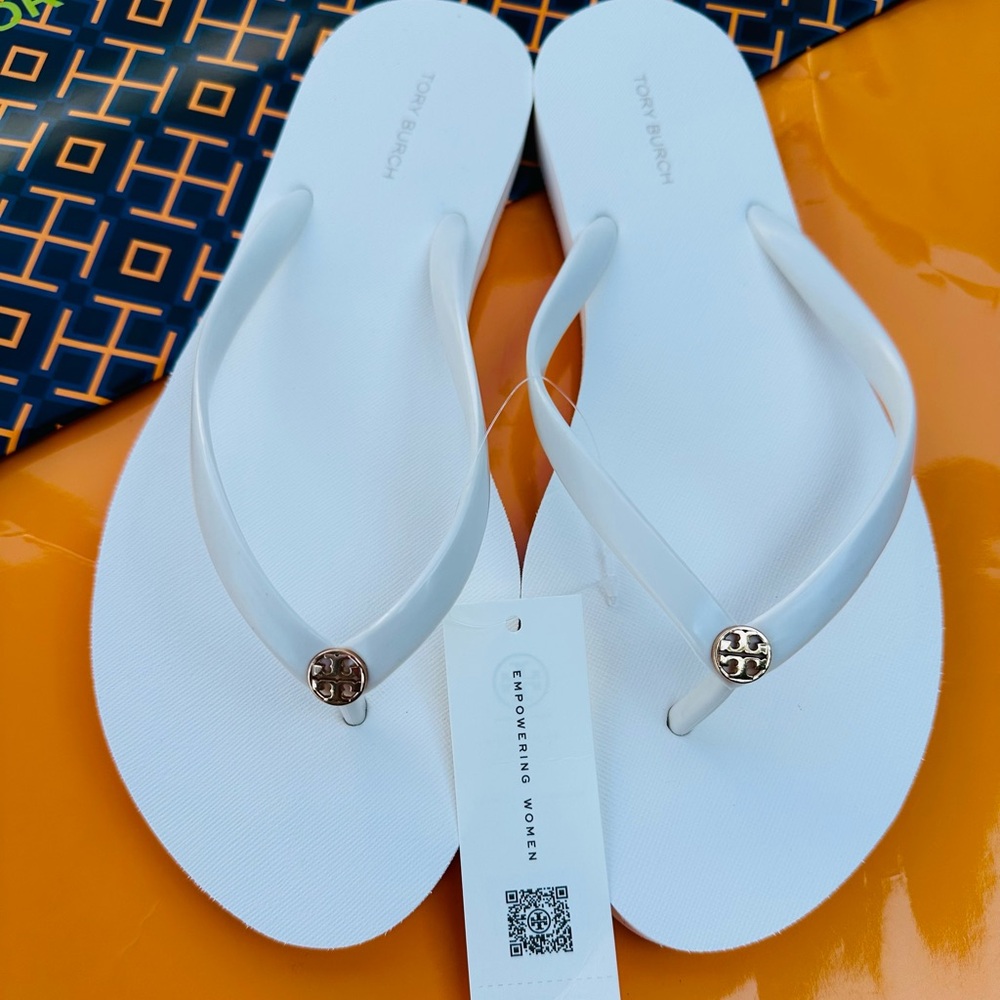 NWT 2024 Tory Burch Chelsea Ivory Thin Flip Flop Flat Sandals Gold Shiny Logo